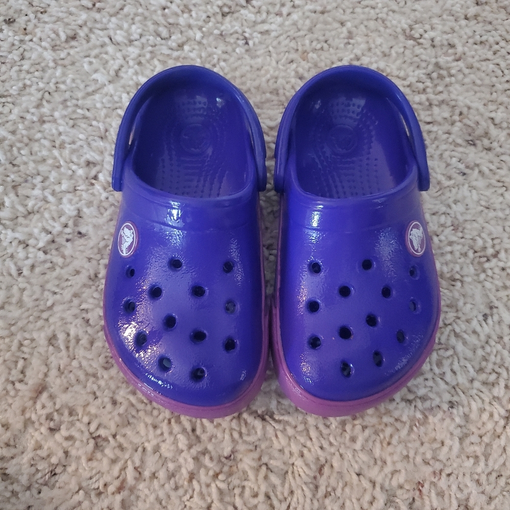 TODDLER GIRL CROCS. SIZE 8-9